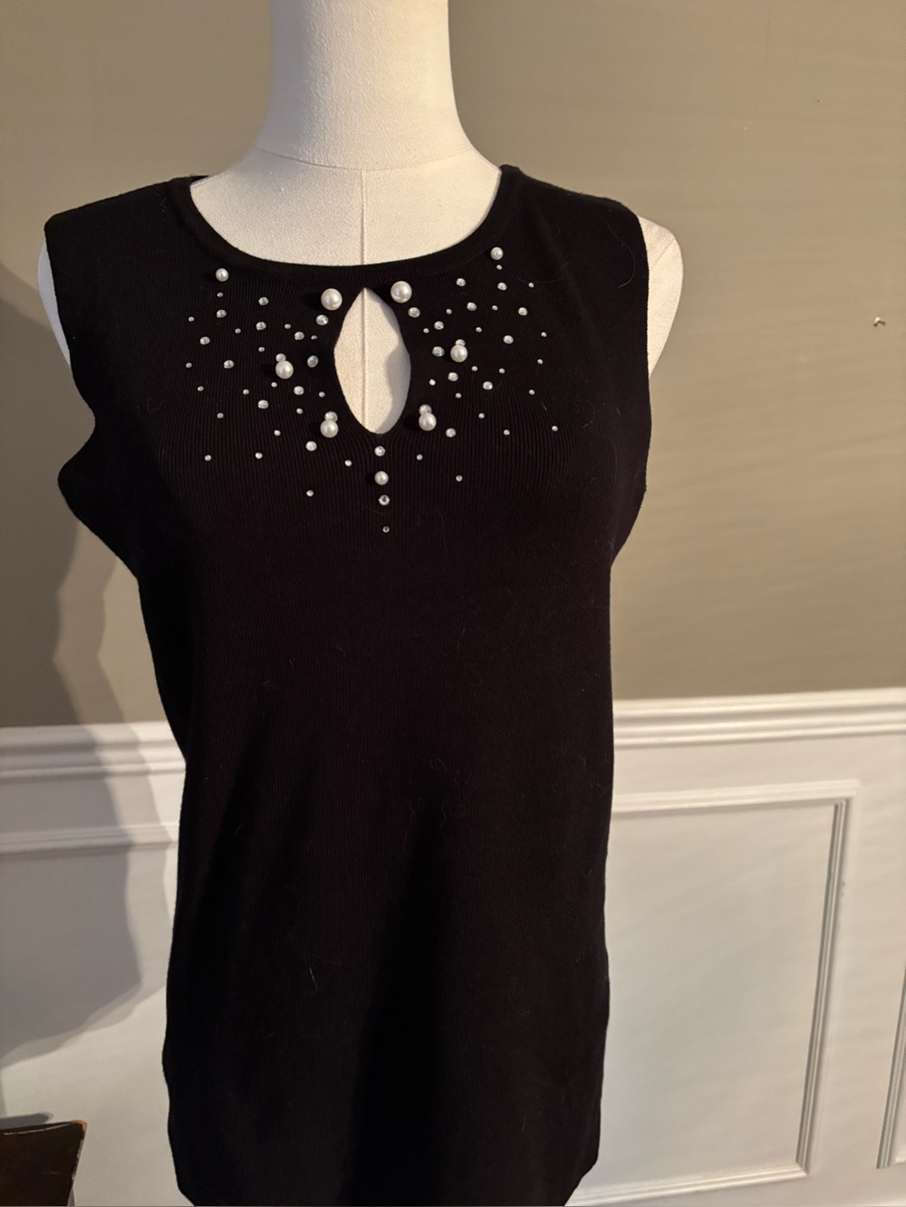 Black Sleeveless Keyhole Tank with Pearl Accent
